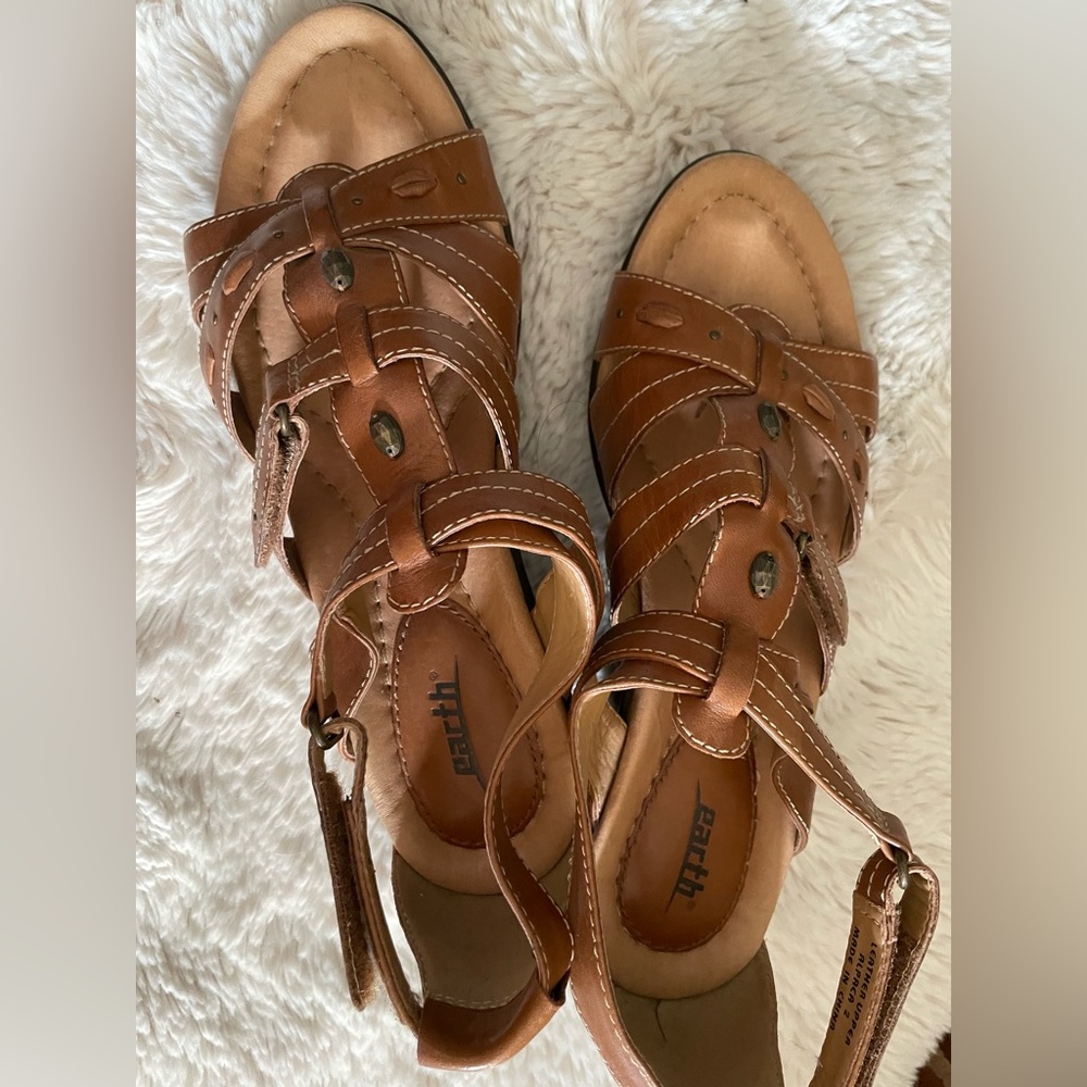 Earth leather wedge sandals. Brown leather. Slightly used